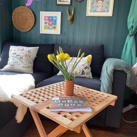 The Lodge - A Tranquil Escape Atworth Bagian luar foto