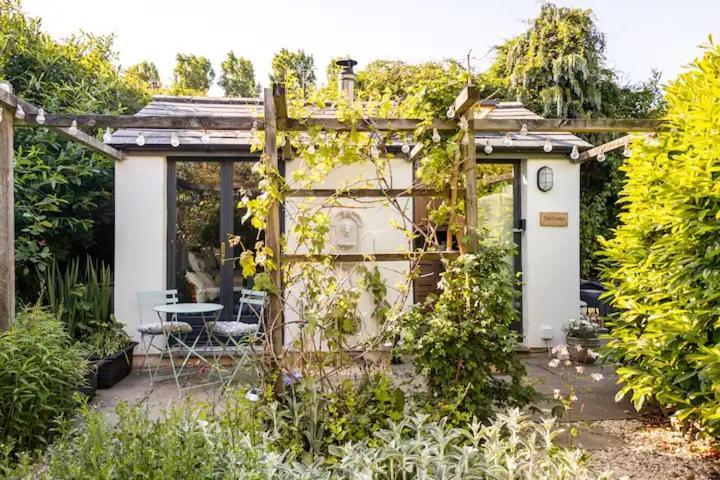 The Lodge - A Tranquil Escape Atworth Bagian luar foto