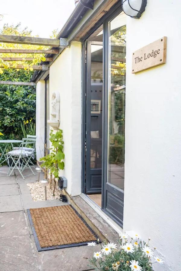 The Lodge - A Tranquil Escape Atworth Bagian luar foto