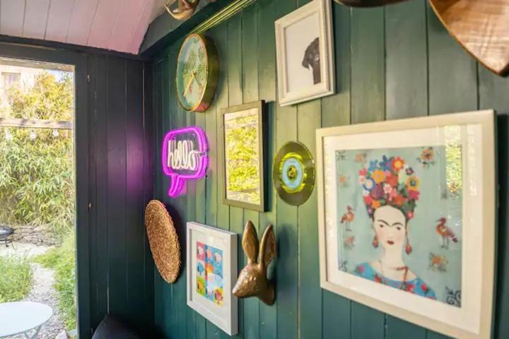 The Lodge - A Tranquil Escape Atworth Bagian luar foto