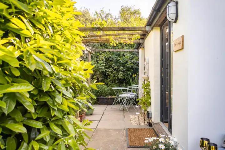 The Lodge - A Tranquil Escape Atworth Bagian luar foto
