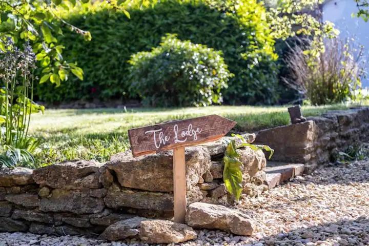 The Lodge - A Tranquil Escape Atworth Bagian luar foto