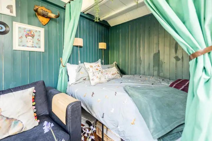 The Lodge - A Tranquil Escape Atworth Bagian luar foto